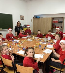 Mikołajkowa lekcja kleksografii w&nbsp;klasie 4b